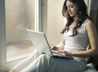 Jak internet światłowodowy wpływa na życie konsumentów?