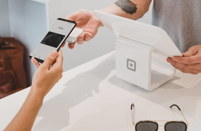 Polacy chętnie korzystają z bankowości mobilnej i płatności mobilnych